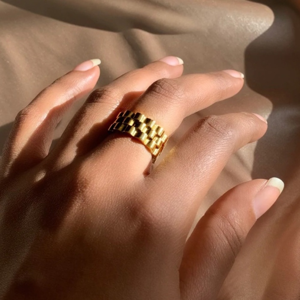 Linked band ring